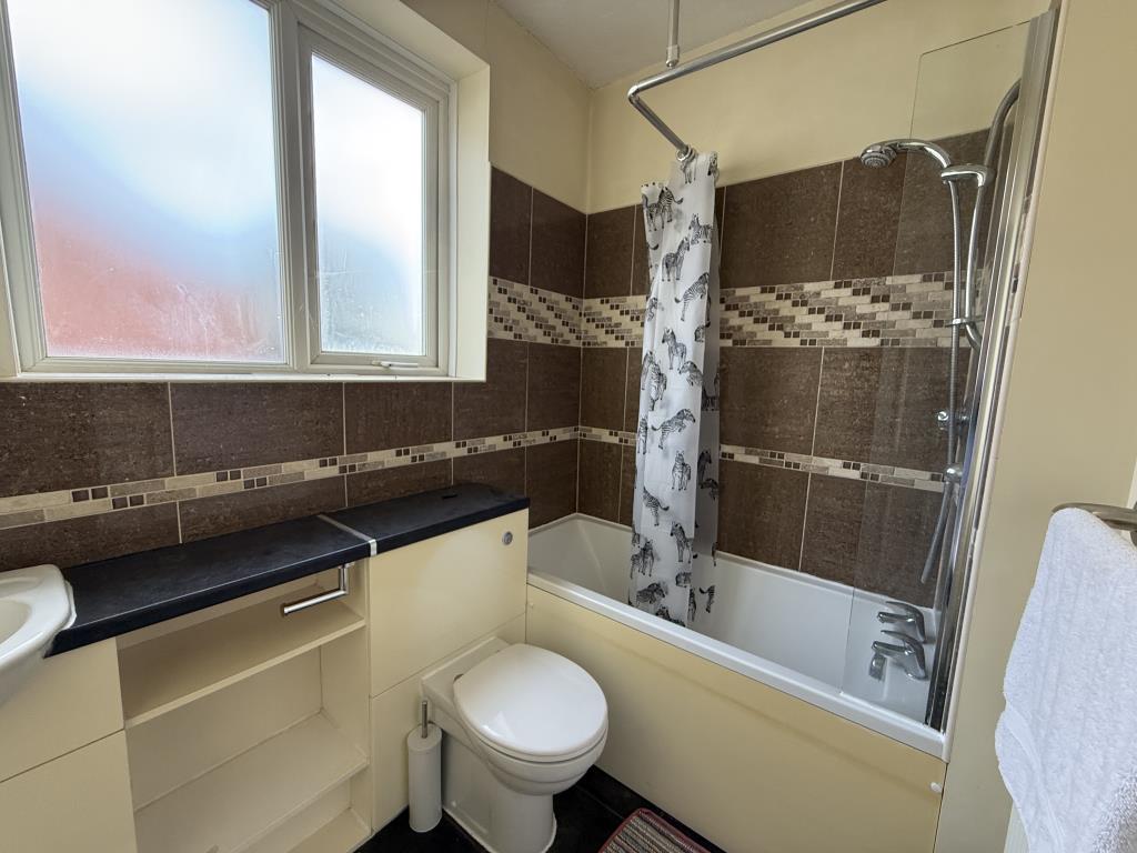 Lot: 107 - TWO-BEDROOM FLAT WITH GARAGE IN NEED OF IMPROVEMENT - Bathroom with wall tiles